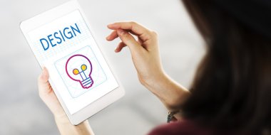 Dijital aygıt kullanan genç kadın