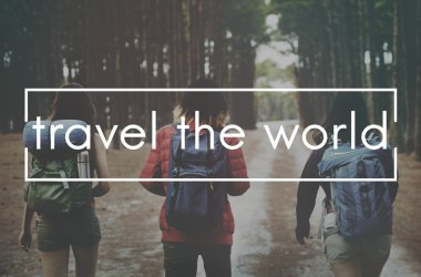 En yakın arkadaşlarım birlikte ormanda hiking