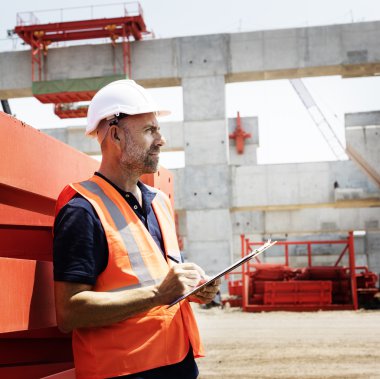 İnşaat işçisi ile mimari planı