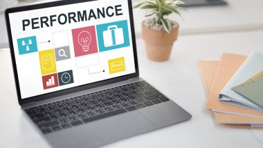 ekrandaki bilgileri ile dizüstü bilgisayar