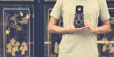 adam tutarak fotoğraf makinesi