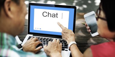 Dizüstü bilgisayar kullanan çift