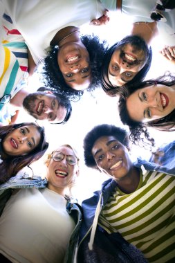 Daire huging takımda öğrenciler