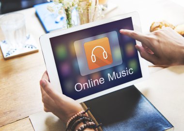 Dijital tablet elinde tutan kadın