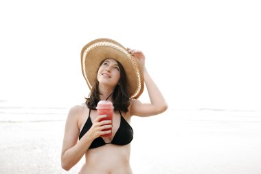 güzel bir kadın içki kokteyl