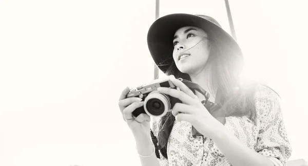 Młoda dziewczyna Azji z aparatu — Zdjęcie stockowe