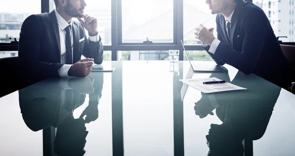 Homens de negócios conversando em reunião — Fotografia de Stock