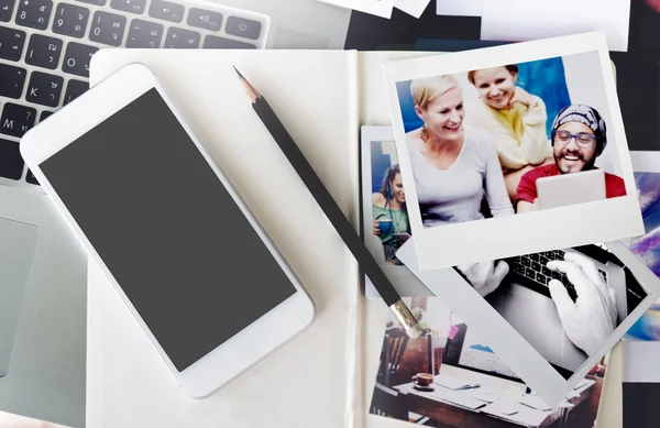 Cartões de fotos e smartphone na mesa — Fotografia de Stock