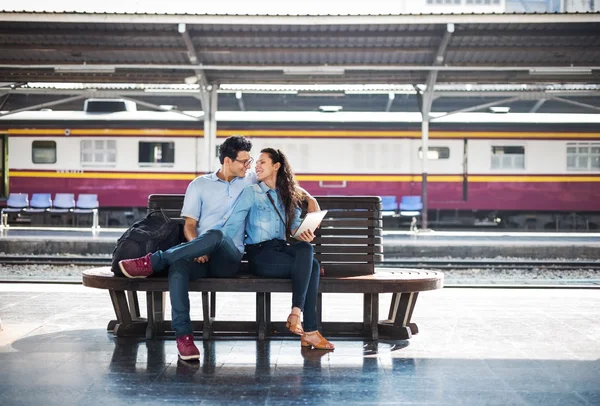 Casal de viajantes juntos — Fotografia de Stock