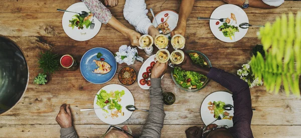 Vänner har middag tillsammans — Stockfoto