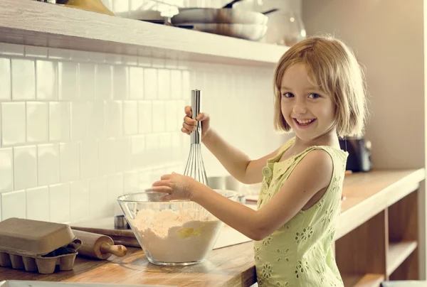 Tjej att göra degen för hembakade kakor — Stockfoto