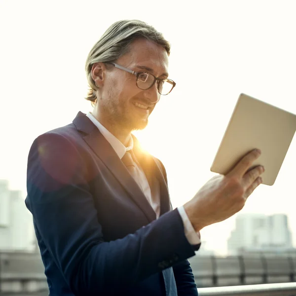 Hombre de negocios trabajando con la tableta —  Fotos de Stock
