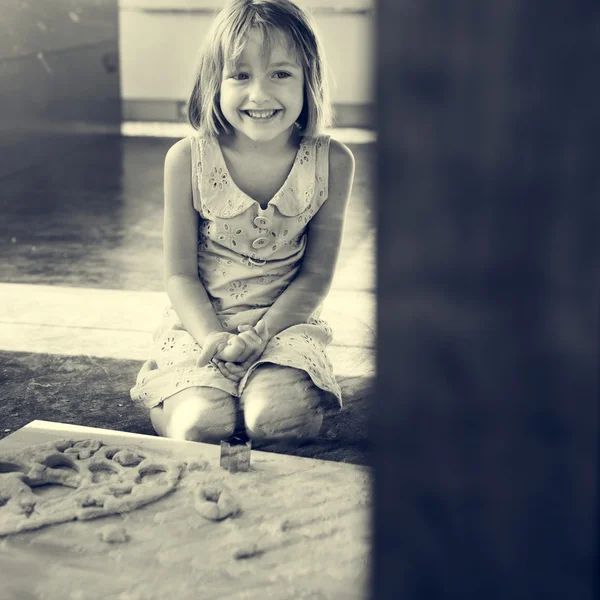 Девочка готовит домашнее печенье — стоковое фото