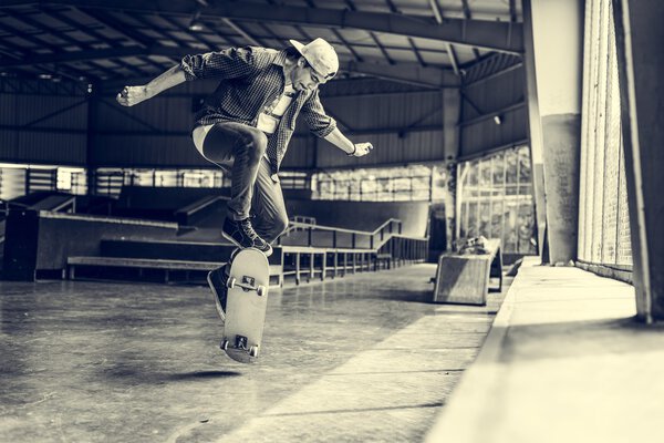 Молодой человек прыгает со скейтборда
