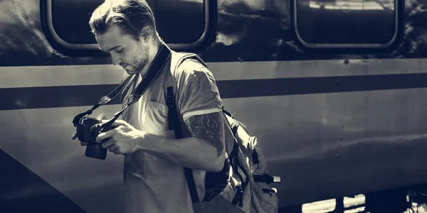 Człowiek z kamerą na stacji kolejowej — Zdjęcie stockowe