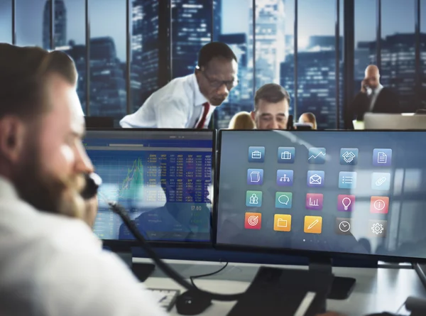 Les gens d'affaires travaillant dans le bureau — Photo