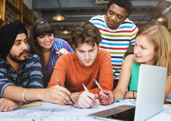 Estudiantes de arquitectura trabajando en la cafetería —  Fotos de Stock