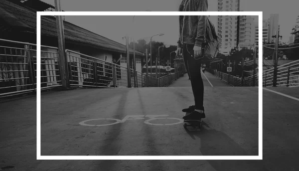 Frau fährt auf Skateboard in der Stadt — Stockfoto