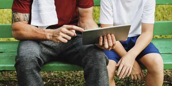 Junge und das Surfen auf dem Tablet — Stockfoto