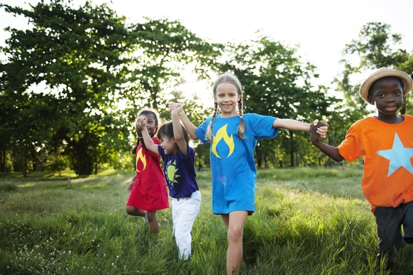 Multiethnische Kinder im Freien — Stockfoto