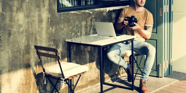 Людина з камера сидить у вуличних кафе — стокове фото