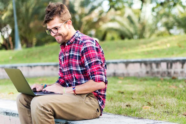 Jeune homme avec ordinateur portable — Photo