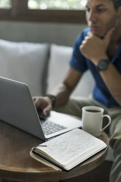 Jeune homme d'affaires utilisant un ordinateur portable — Photo