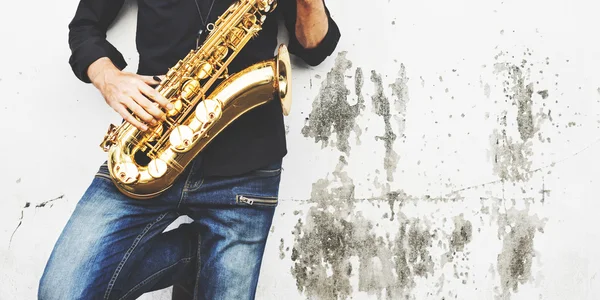 Joven con saxofón — Foto de Stock