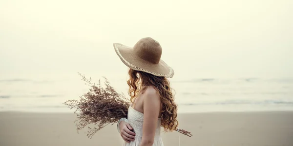 Hermosa mujer con flores secas —  Fotos de Stock