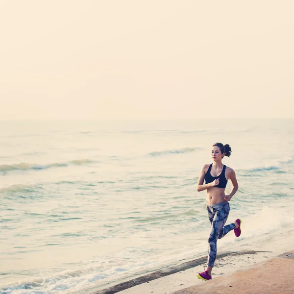 Femme faisant de l'exercice de course — Photo