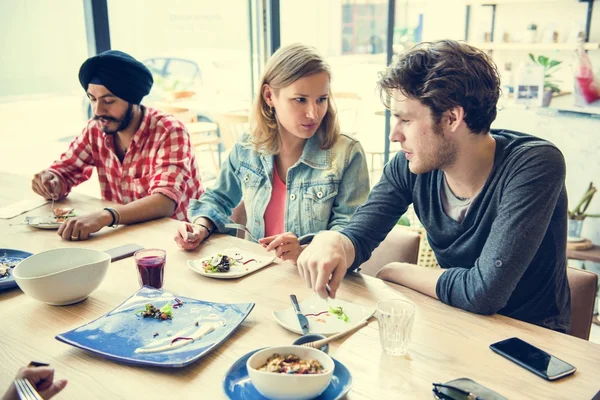 Studenten na de lunch in café — Stockfoto
