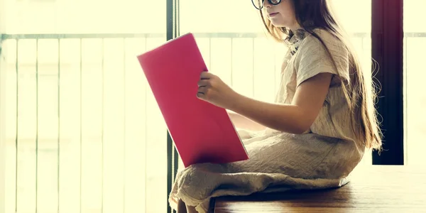 Chica leyendo libro — Foto de Stock