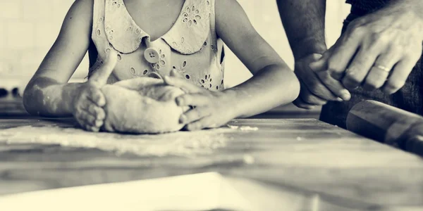 Chica haciendo masa para galletas caseras — Foto de Stock