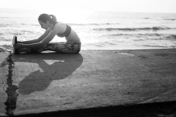 ヨガのストレッチ運動をやっている女性 — ストック写真