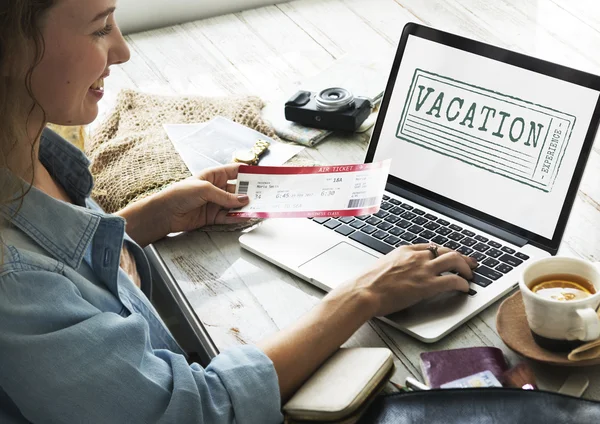 Vrouw werkt met laptop — Stockfoto