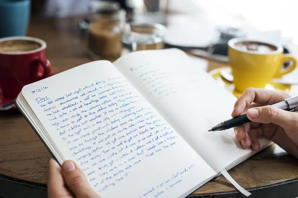 Persona que escribe en el Dairy — Foto de Stock