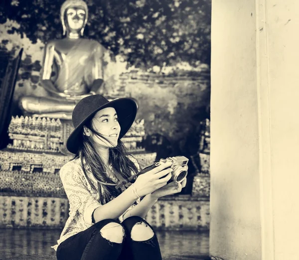 Молодая азиатка с камерой — стоковое фото