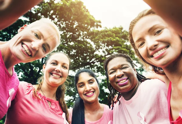 Kadınlar birbirlerine destek olurlar.