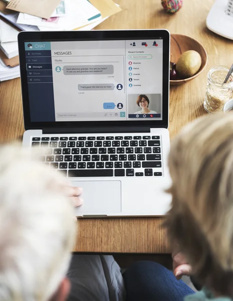 Couple using laptop — Stock Photo, Image