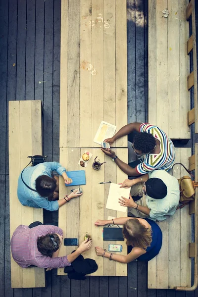 Étudiants apprenant ensemble — Photo