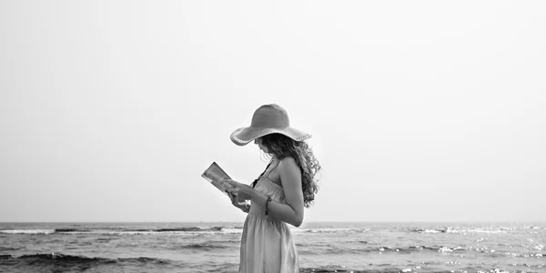 Vacker kvinna läser bok — Stockfoto