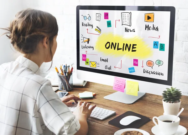 Mujer trabajando en estudio de diseño —  Fotos de Stock