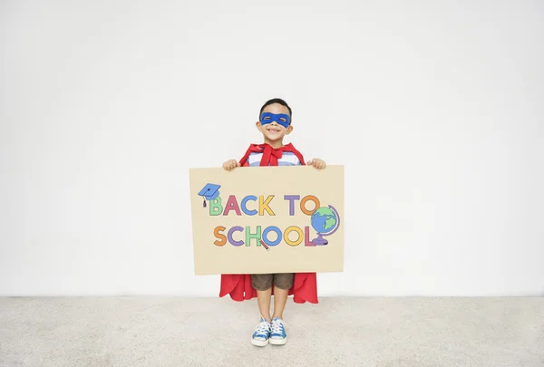 Superhero αγόρι με το χαρτόνι στα χέρια — Φωτογραφία Αρχείου