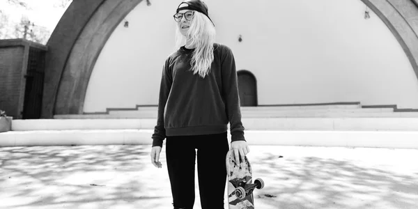 时尚少女与滑板 — 图库照片