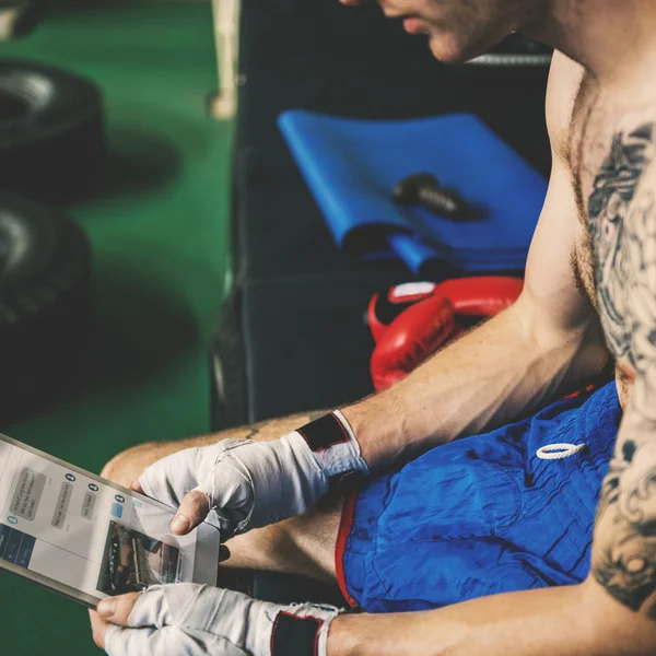 Adam boksör Tablet ile — Stok fotoğraf