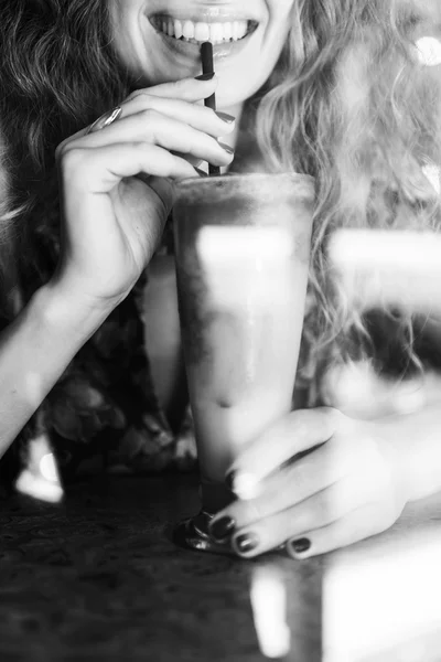 Kadın içki kokteyl, — Stok fotoğraf