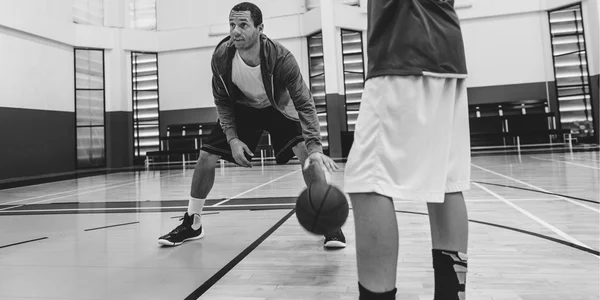 Man en jongen spelen basketbal — Stockfoto