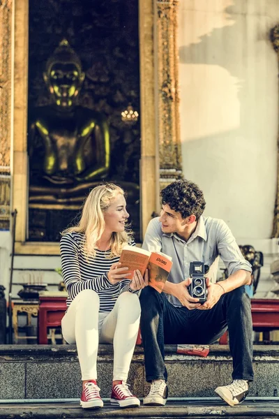 Pareja buscando en la guía — Foto de Stock