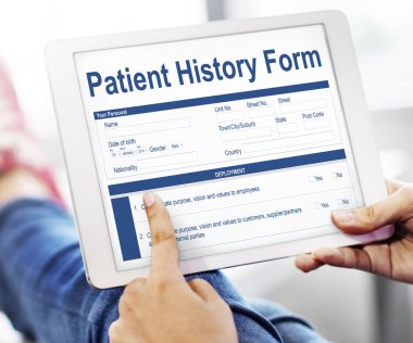 Dijital tablet elinde tutan kişi