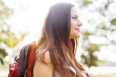 sırt çantası ile genç kız